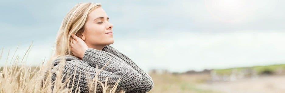 Frauen im Pullover sitzend