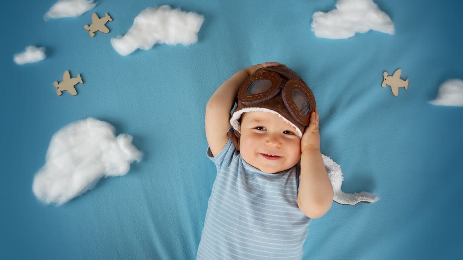 Teoleo Banner mit Baby auf einer blauen Decke.