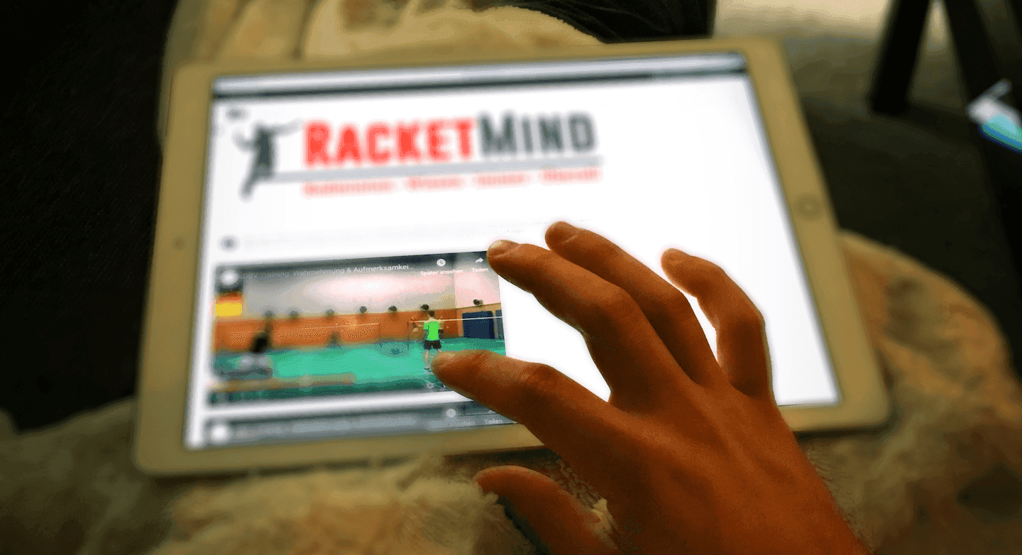 Eine Person sieht sich ein Video auf der Online-Lernplattform RacketMind auf einem Tablet an.