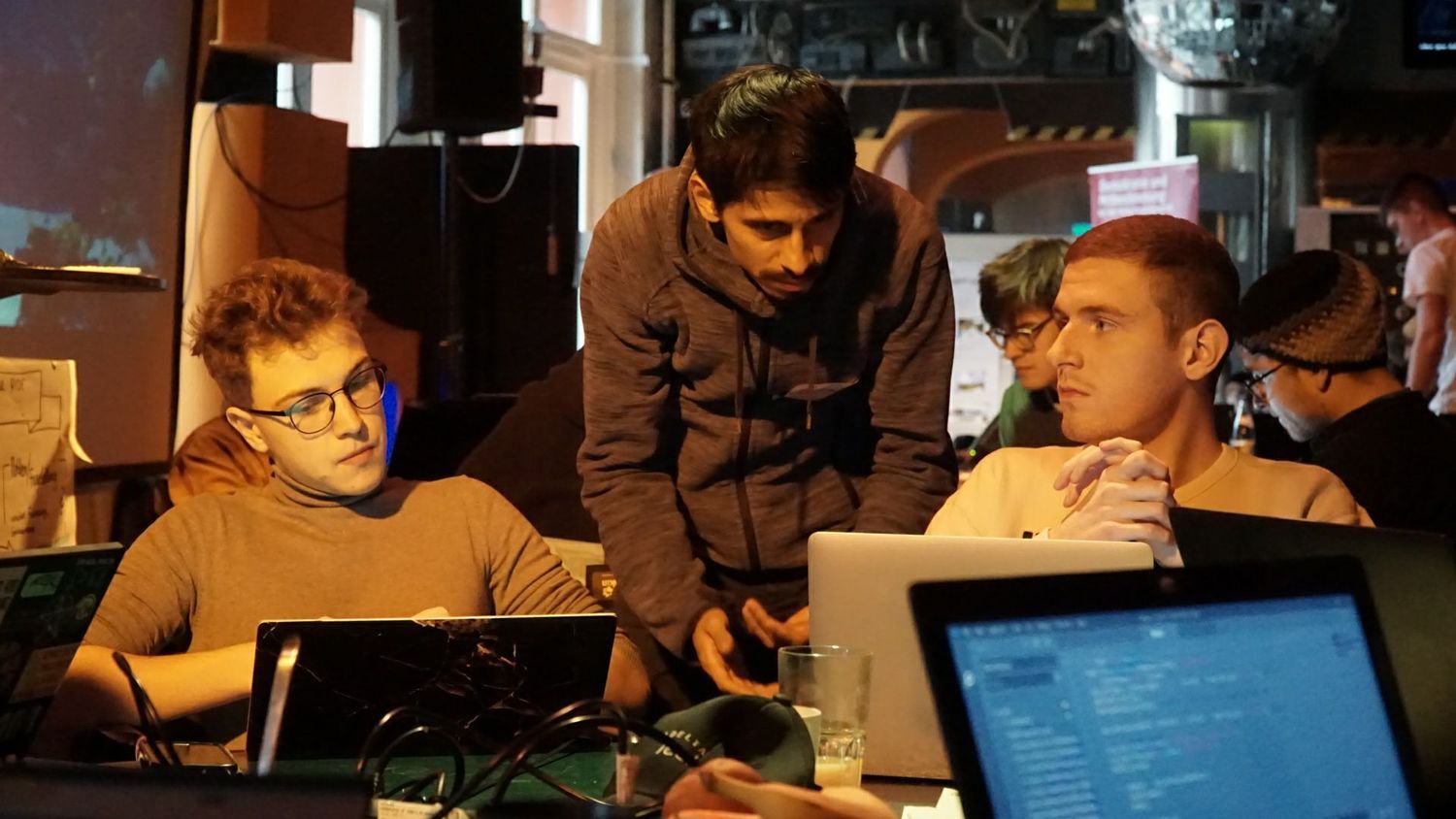 Team bei der Arbeit am Projekt während des Hackathons